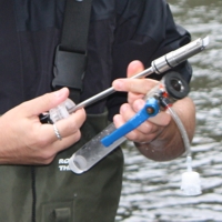 Ecomonitor Oy kytt erikoisharjaa piilevnytteenottoon, kun nyte kertn suoraan kiintelt pinnalta veden alla